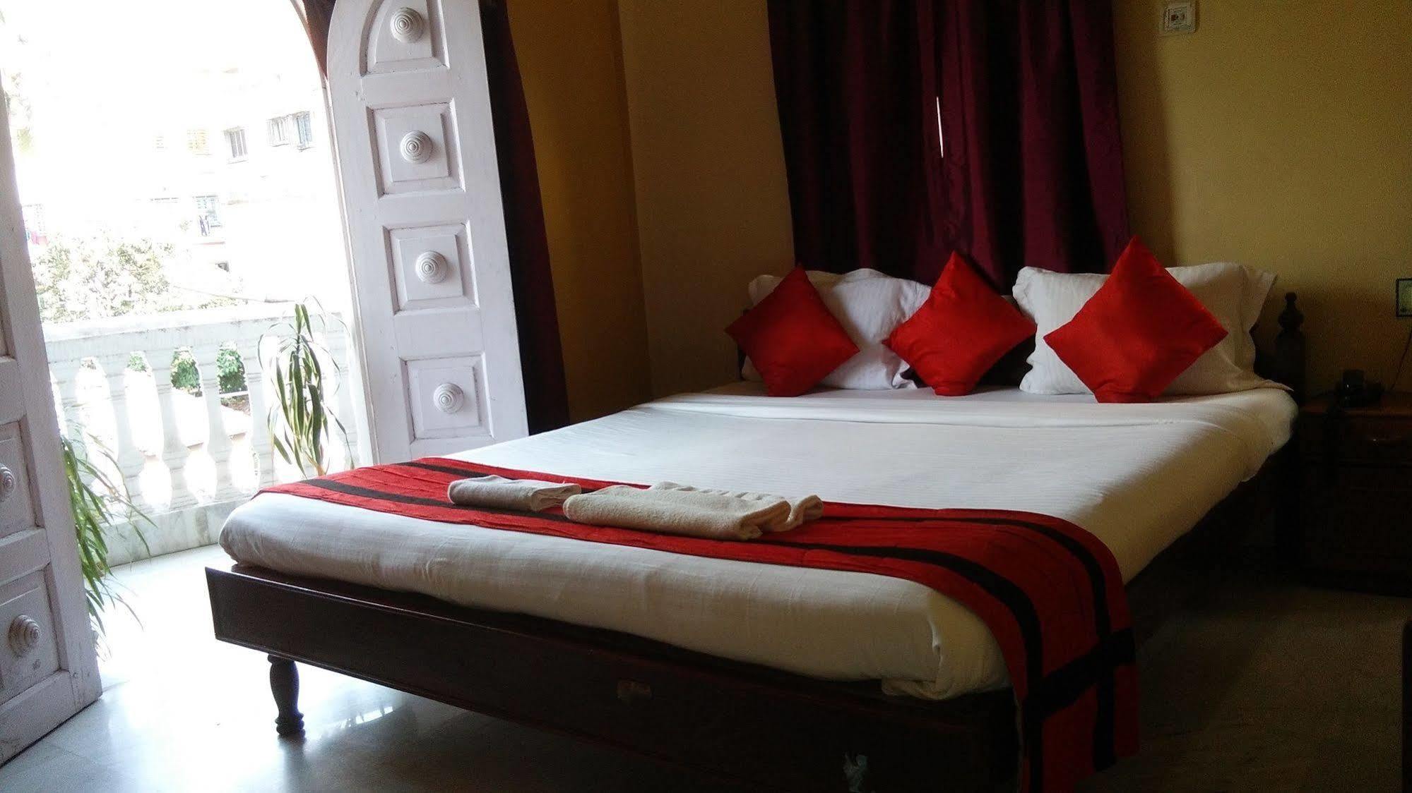 New Hotel White Palace Calcutta Exterior foto