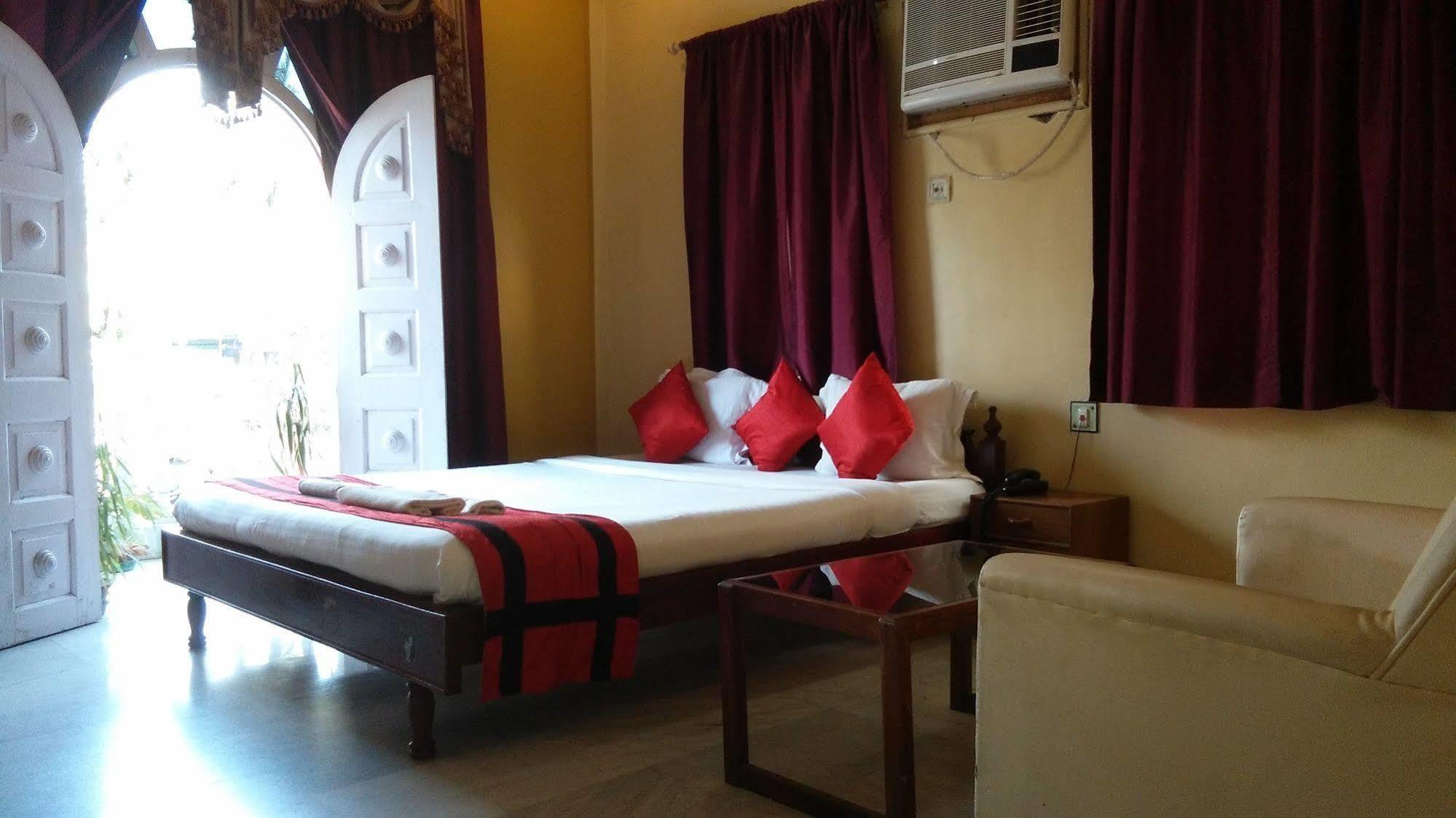 New Hotel White Palace Calcutta Exterior foto